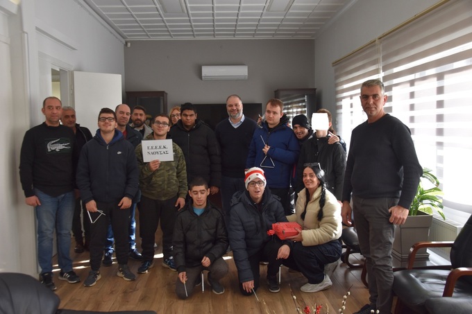 Φωτογραφία Κάλαντα από τους μαθητές του Ε.Ε.Ε.ΕΚ. Νάουσας στον Δήμαρχο